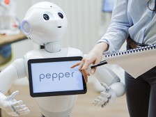 Как революцията на роботите хуманизира технологиите