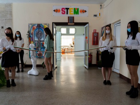Нов STEM център отвори врати в средно училище "Св. Климент Охридски" в град Костенец